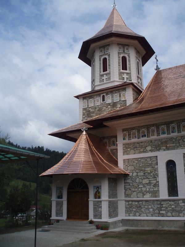 Biserica - vedere exterioară