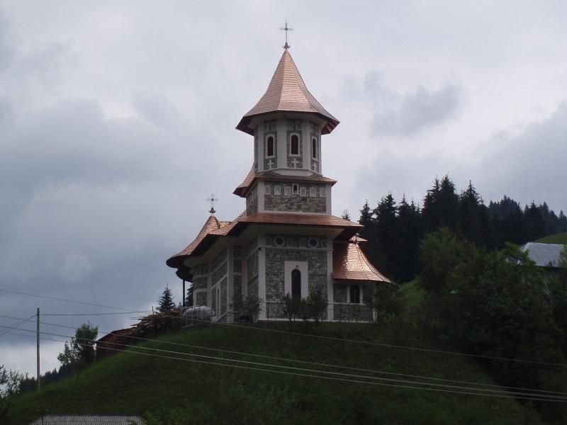 Biserica - vedere exterioară